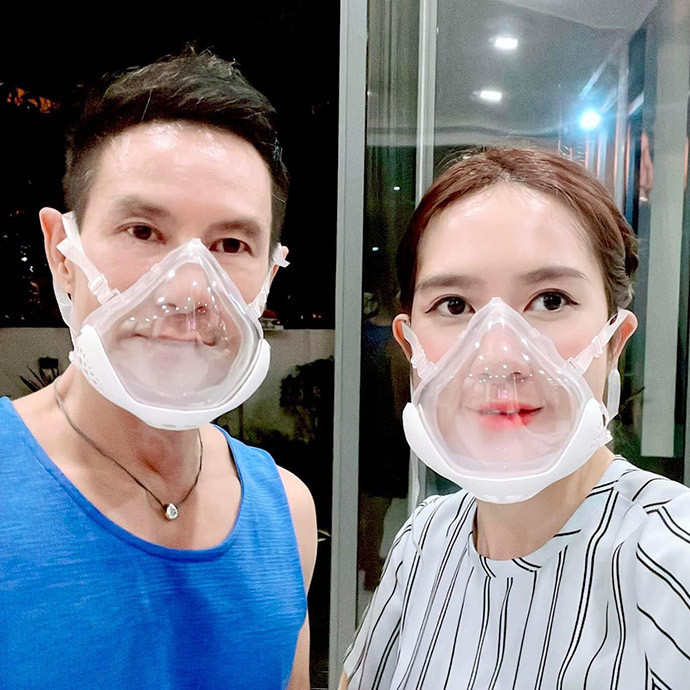 Lý Hải - Minh Hà ý thức đeo khẩu trang tốt phòng dịch vì gia đình có nhiều trẻ nhỏ.