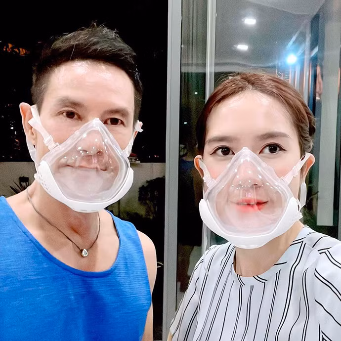 Lý Hải - Minh Hà ý thức đeo khẩu trang tốt phòng dịch vì gia đình có nhiều trẻ nhỏ.