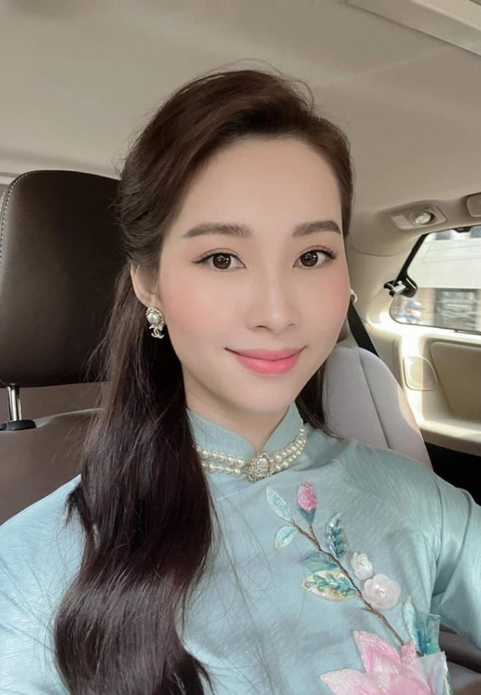 Đặng Thu Thảo diện áo dài, trang điểm tông nhẹ nhàng khi dự sự kiện.