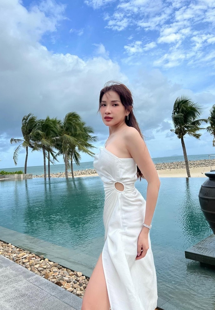 Khả Như diện váy áo quyến rũ khi ghi hình show tại một resort.