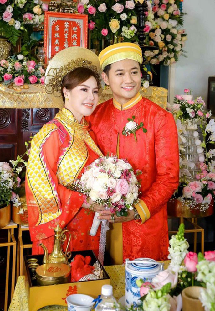 Diễn viên Quý Bình và bà xã doanh nhân Ngọc Tiền kỷ niệm tròn một năm về chung một nhà.