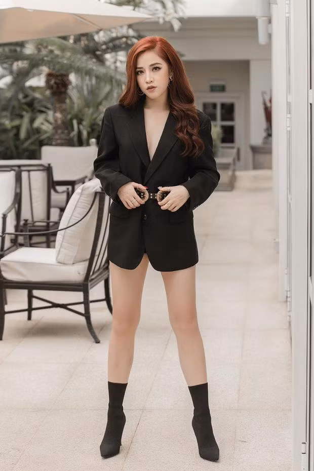 Trường hợp của Puka cũng giống hệt như Hương Giang. Cô vì chọn áo blazer quá ngắn nên người ta chẳng nhìn ra được cô đang muốn biến nó thành váy mà chỉ giống như Puka... quên mặc quần.
