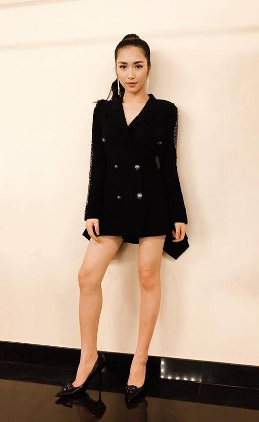Hòa Minzy chỉ cao khoảng 1m5 nhưng nhờ mặc blazer "quên quần", nữ ca sĩ trông như cao thêm cả chục phân.