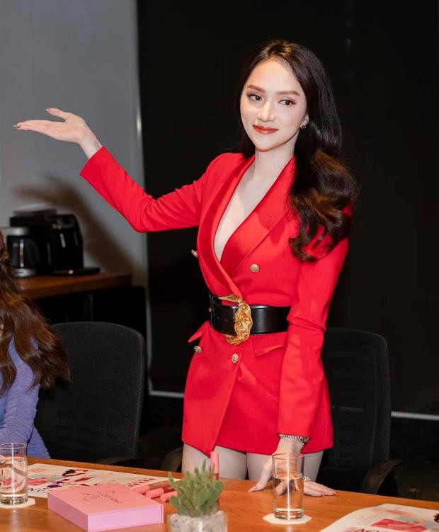 Hương Giang thời còn hoạt động năng nổ rất năng diện đồ khoe chân và một trong những kiểu phối cô thích là blazer giấu quần. Có điều, do chọn áo quá ngắn, lại cố định thêm 1 chiếc thắt lưng to bản ở ngang eo nên tổng thể set đồ của cô có phần kì cục.