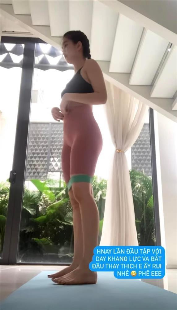 br/> Chuyện Ngọc Trinh tập tành tại gia đã không còn là hình ảnh hiếm gặp, đặc biệt là sau khi "trúng ngải heo" vì ăn uống thả phanh đợt giãn cách chống dịch. Cô nàng thậm chí còn truyền cảm hứng cho rất nhiều người tập luyện cùng mình khi liên tục chia sẻ các bài tập xiết mỡ, những món ăn tốt cho sức khỏe trên trang cá nhân. Tuy nhiên, không ít lần fan "đỏ mặt" vì Ngọc Trinh mê quần bó lại hay zoom vào vòng 3 căng tròn.