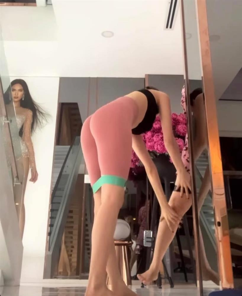 Cũng may, chân dài 8x đặt điện thoại để quay từ dưới đất nên mới chỉ thấy những đường cong bỏng mắt chứ "vùng cấm địa" chưa bị lên sóng.