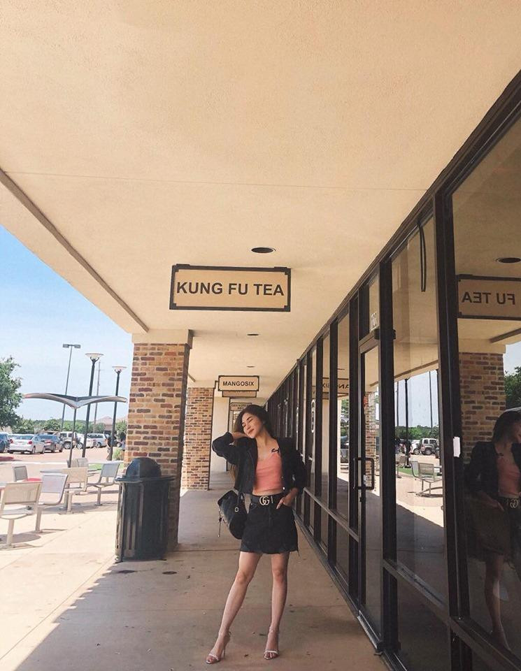 Trong đó, "cứu tinh" lớn nhất giúp nữ ca sĩ khắc phục nhược điểm ngoại hình chính là các chân váy mini, quần ngắn.