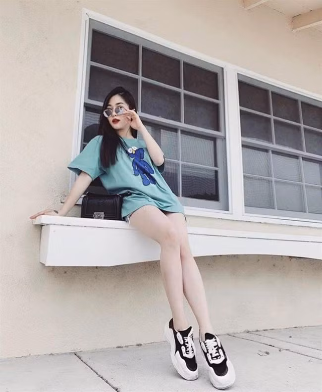 Bên cạnh đó, lối lên đồ này còn tạo cảm giác trẻ trung, năng động, cực hợp để diện trong mùa hè. 