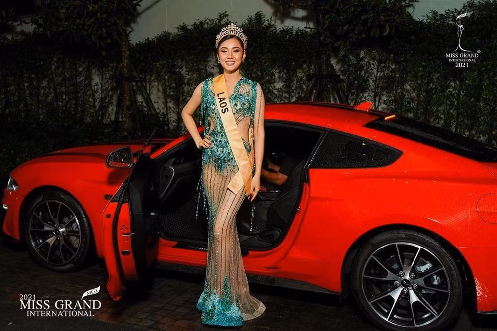 Nhiều người cho rằng đây có thể là giây phút "giỡn nhây" của Daomixay Pachansitti, khi bản thân cô cũng chia sẻ lại clip này trên story. Cũng có ý kiến nghi đại diện Lào tìm cách thu hút sự chú ý, bởi hành động này "không được đẹp" tại một cuộc thi hoa hậu đẳng cấp quốc tế.