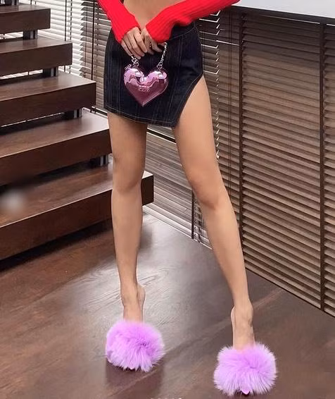 Cư dân mạng được dịp mãn nhãn trước màn khoe body triệt để của Tóc Tiên. Để có vóc dáng gợi cảm, nữ ca sĩ phải bỏ công sức tập luyện rất nhiều. Rất nhiều đồng nghiệp, bạn bè lẫn người hâm mộ dành lời khen có cánh dành cho giọng ca "Ngày tận thế".