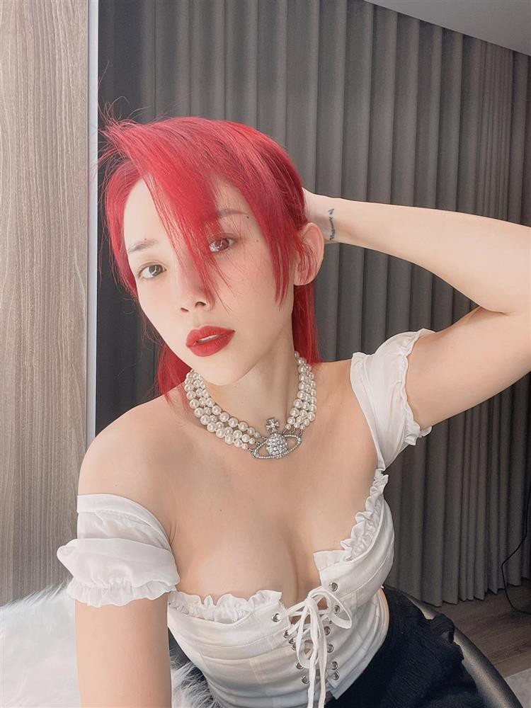 Khi không mặc đồ bộ hay áo sát nách, Tóc Tiên quay lại phong cách gợi cảm đến nghẹt thở.