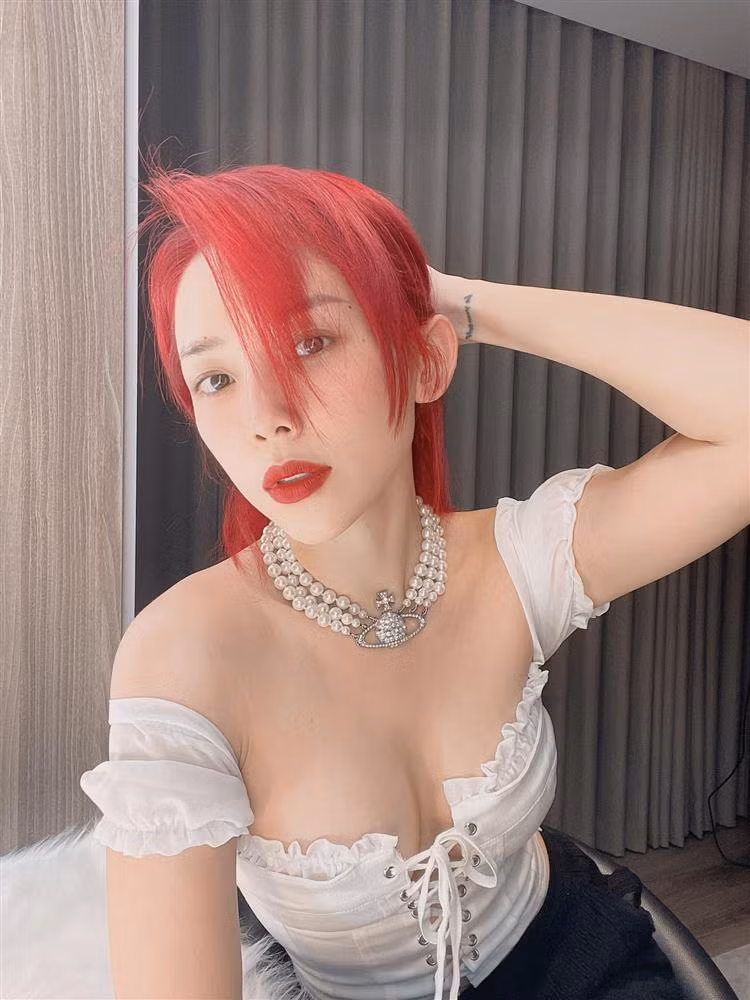 Khi không mặc đồ bộ hay áo sát nách, Tóc Tiên quay lại phong cách gợi cảm đến nghẹt thở.