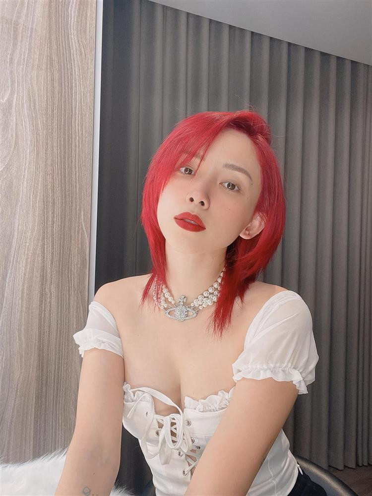 Tuy nhiên chiếc áo ngắn cũn cúp ngực phô diễn vòng 1 căng đét của Tóc Tiên mới là thứ chiếm spotlight.