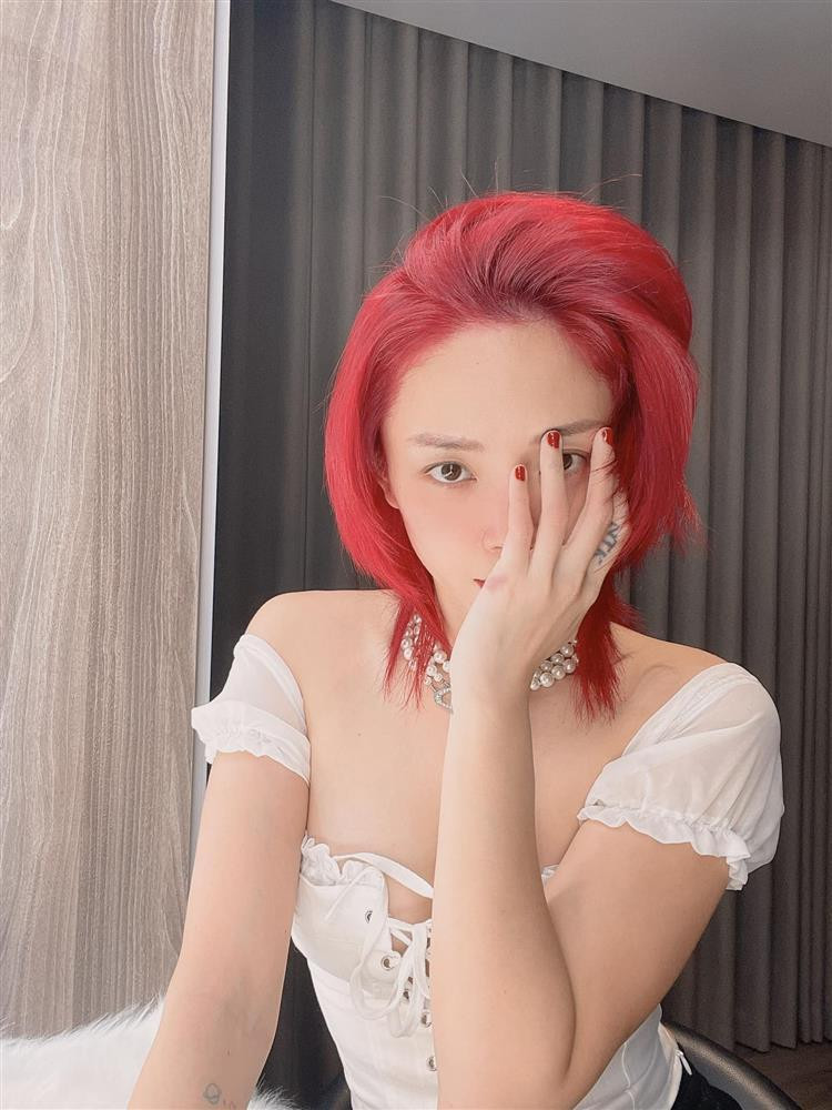 Nữ ca sĩ chọn màu đỏ khá chói cùng son môi cùng tông làm bật lên làn da trắng ngần.