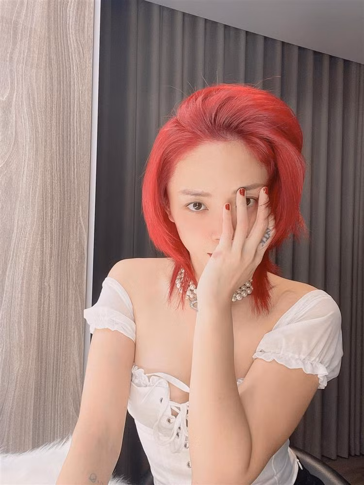 Nữ ca sĩ chọn màu đỏ khá chói cùng son môi cùng tông làm bật lên làn da trắng ngần.