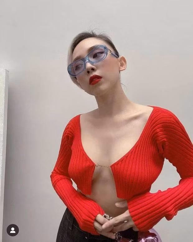 Trước đó, Tóc Tiên cũng từng thiêu đốt mạng xã hội với mốt không nội y.