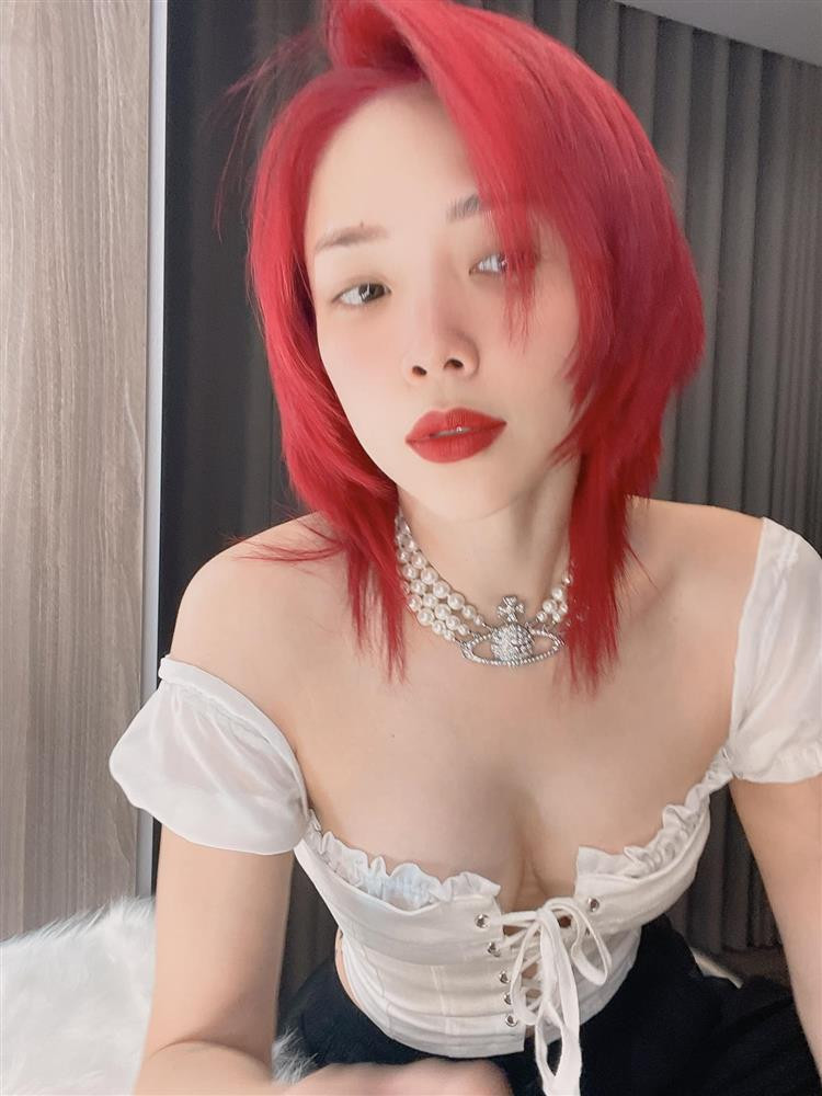 Góc chụp này còn khiến độ quyến rũ đạt đến độ "hết nước chấm".