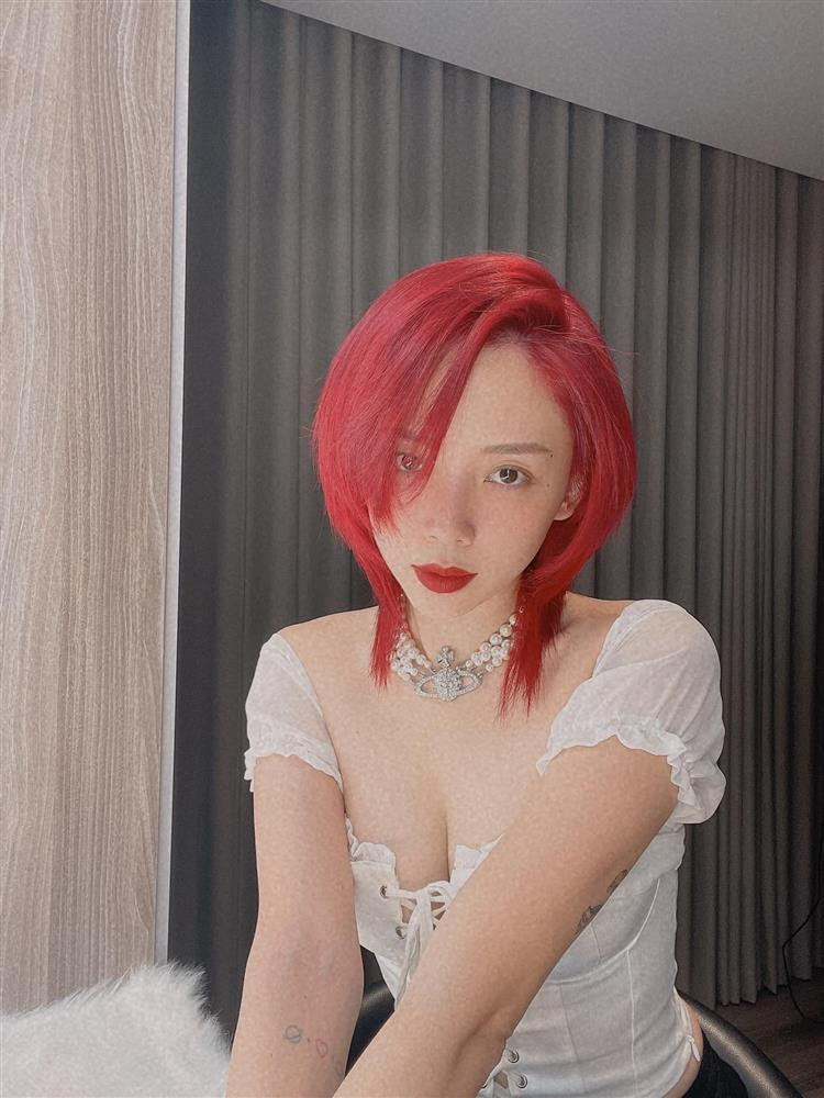 Nhưng trong ngày đầu TP. HCM thực hiện Chỉ thị nới lỏng, bà xã Touliver ngay lập tức nhuộm lại tóc.