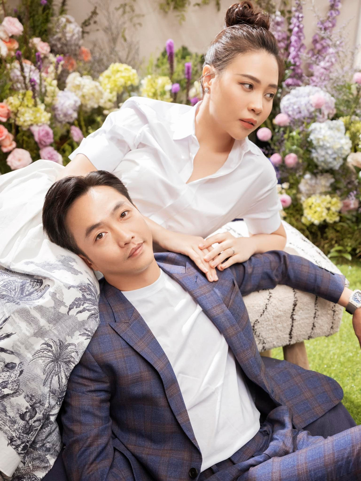 Đàm Thu Trang đăng ảnh 'vợ chồng già' đi chụp ảnh.