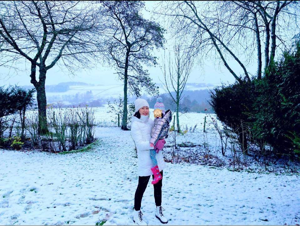 Hoa hậu Ngô Phương Lan cho con gái trải nghiệm tuyết rơi.