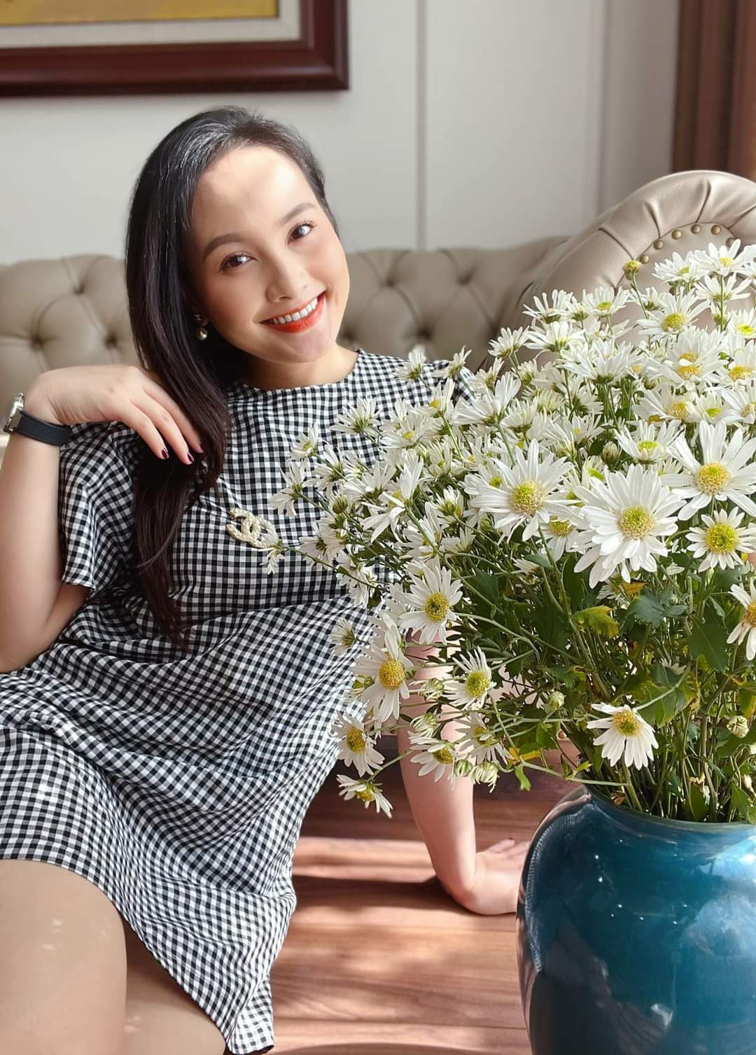 Sao việt hôm nay 29/11: Diễn viên Bảo Thanh xinh đẹp bên cúc hoạ mi. Nữ diễn viên cho hay dù đang làm mẹ bỉm sữa nhưng không thể không theo trend cúc hoạ mi mà chị em phụ nữ đều yêu thích.