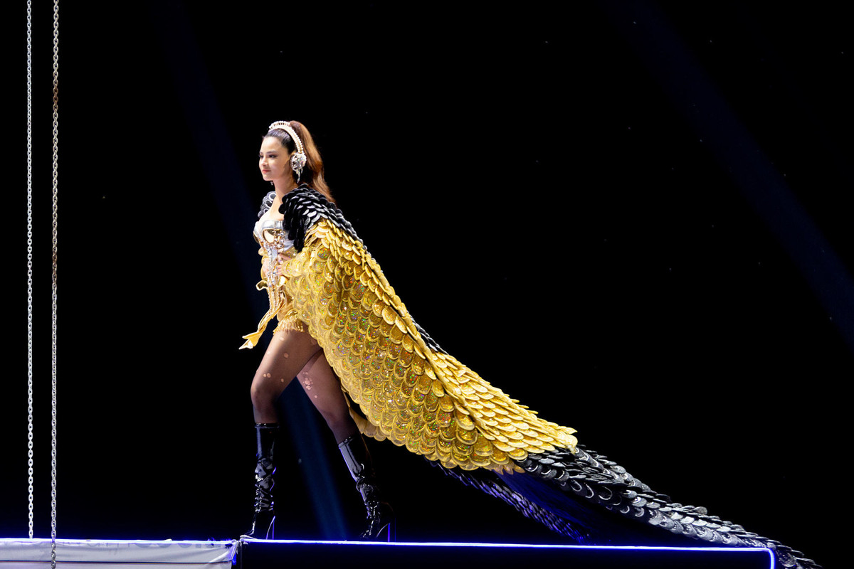 Cựu mẫu Vũ Thu Phương khoác bộ cánh Phượng Hoàng 40kg walk trên sàn runway.