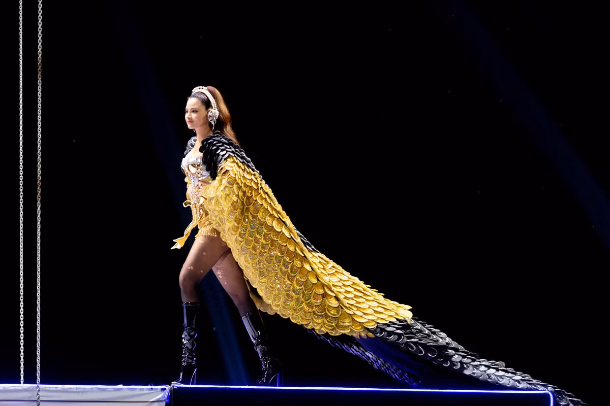 Cựu mẫu Vũ Thu Phương khoác bộ cánh Phượng Hoàng 40kg walk trên sàn runway.