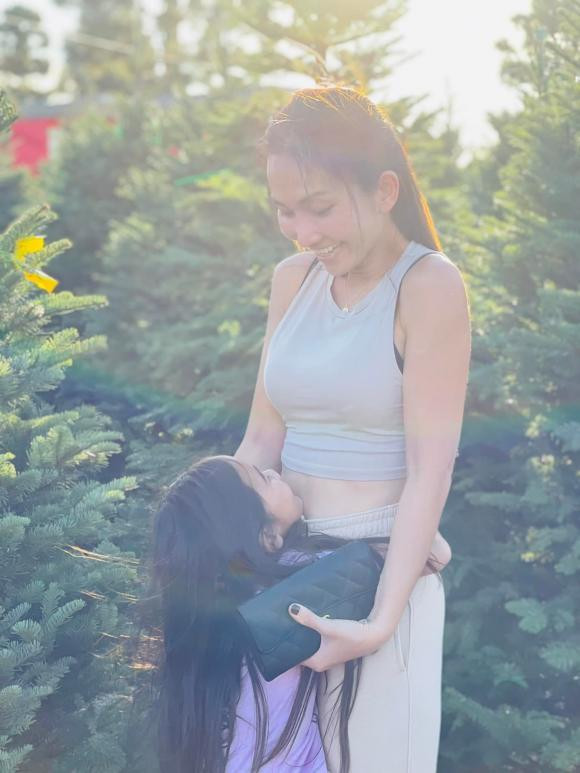 "Vài ngày nữa thôi là bước sang tháng 12, nhạc Christmas khắp nơi đua nhau vang lên. 2 năm nay, cứ đợi tới mùa thông ở farm mang ra là cả nhà mang về một cây tươi với mùi hương sảng khoái, thanh khiết như giúp căn nhà thêm phần sức mạnh trong Hiền. Mọi thứ nhẹ nhàng và luôn bình an. Càng học hỏi mới thấy thông có nhiều loại, nhiều giá tiền, nhưng quan trọng hiểu được giá trị của thông mới là điều giá trị trong Hiền", Kim Hiền náo nức chờ đón mùa Giáng sinh.