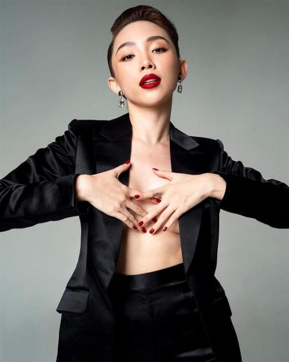 Bị gọi là ca sĩ đang lên, Tóc Tiên có phần trả lời đi vào lòng người: "Để không bao giờ phải đi xuống", đồng thời cô cũng khẳng định luôn: "Vâng, nguồn gốc nickname 6 năm qua của tôi".