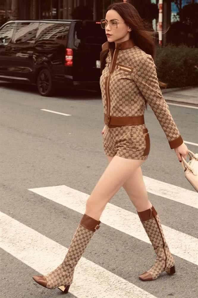 Thì mới đây, Hà Hồ cũng vừa bị chỉ trích vì mặc quần với độ dài chắc chỉ khoảng 1 gang tay vô tư dạo phố.