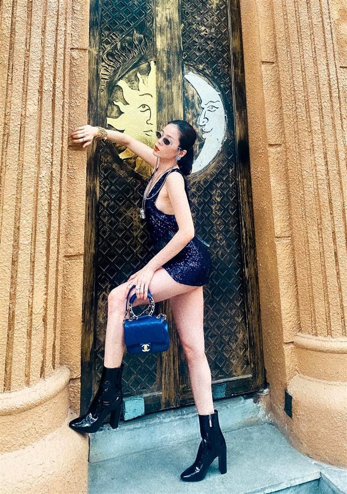 Ví dụ mới nhất là bức ảnh Lệ Quyên trong trang phục ngắn cũn suýt lộ cả một phần vòng 3 với dòng chú thích khá thú vị: "Cái váy có vẻ hơi ngắn nhỉ, thế nhưng nhìn kỹ lắm mà ko hở cái gì mới đau".