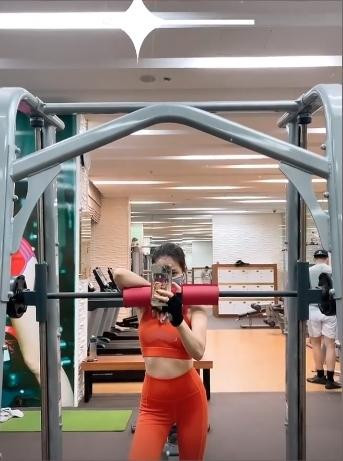 Và tình cờ làm sao, bộ đồ tập màu cam ấy lại y hệt...