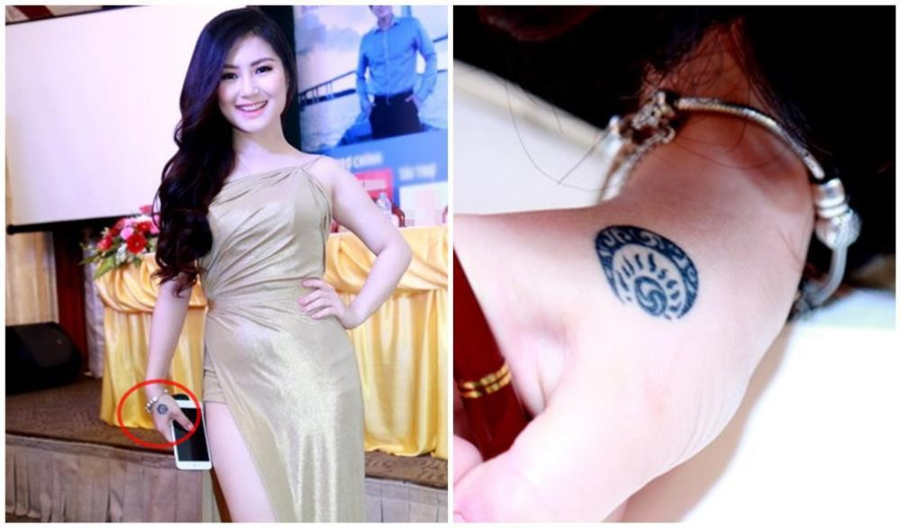 Ngoài ra, nữ ca sĩ còn có thêm hình xăm lạ trên bàn tay phải.