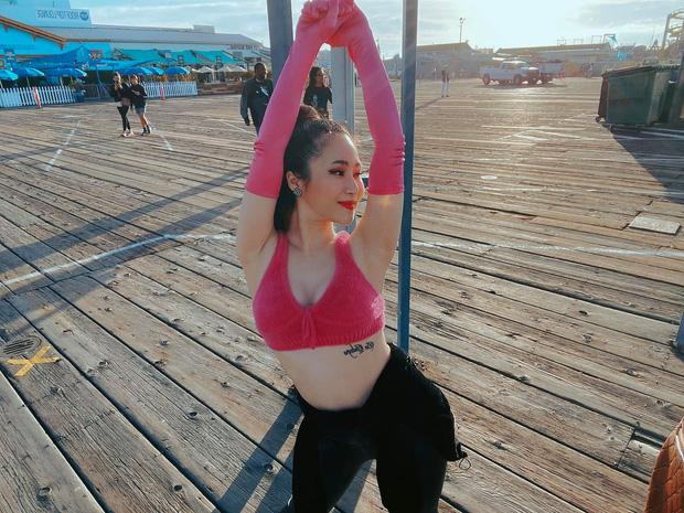 Đặc biệt, netizen còn chú ý đến hình xăm quyến rũ sát chân ngực của Hương Tràm.