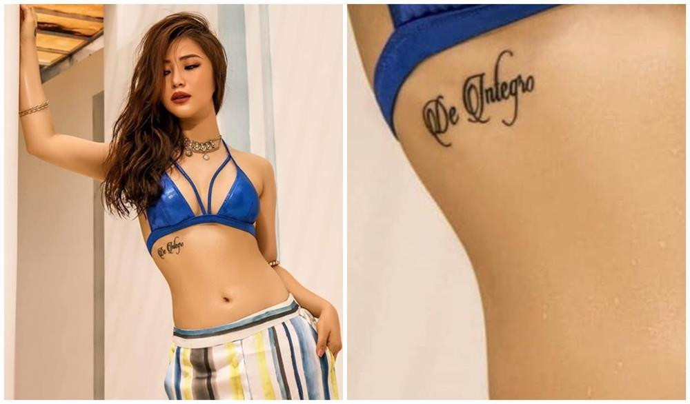 Soi cận cảnh, hình xăm này là chữ Latin “De Integro”. Cụm từ này có nghĩa “Again from the start”, tạm dịch là "Lại một sự khởi đầu mới".