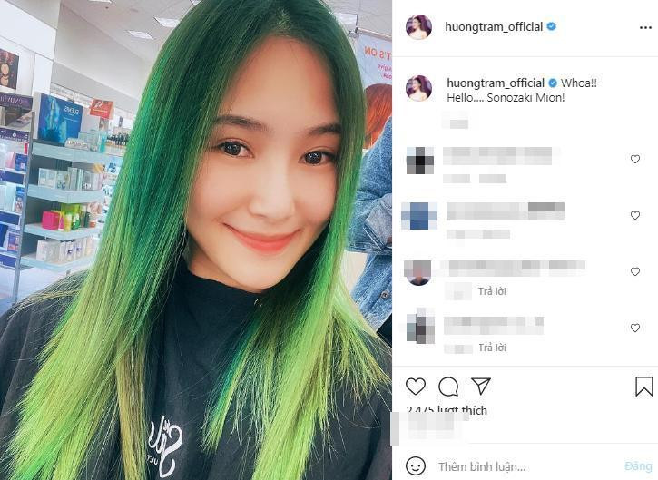 Hương Tràm khiến nhiều người không nhận ra khi bất ngờ xuất hiện với mái tóc cá tính, nhuộm xanh neon ombre sáng rực. Hình ảnh táo bạo này chưa từng thấy khi Hương Tràm còn ở Việt Nam.