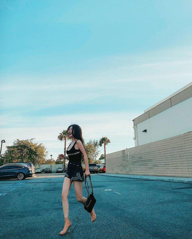 Tính đến nay, Hương Tràm đã có khoảng 2 năm rưỡi học tập và làm việc tại Mỹ. Thời gian sinh sống ở xứ cờ hoa, giọng ca Em Gái Mưa cho thấy cuộc sống vui vẻ và tích cực hơn trước. Cô cũng ngày càng lên hương về nhan sắc, phong cách thời trang cũng gợi cảm, trẻ trung và Tây hơn rất nhiều.