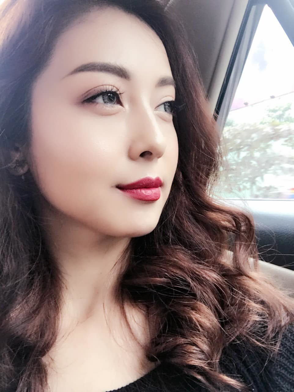 Jenifer Phạm đăng ảnh selfie xinh đẹp.