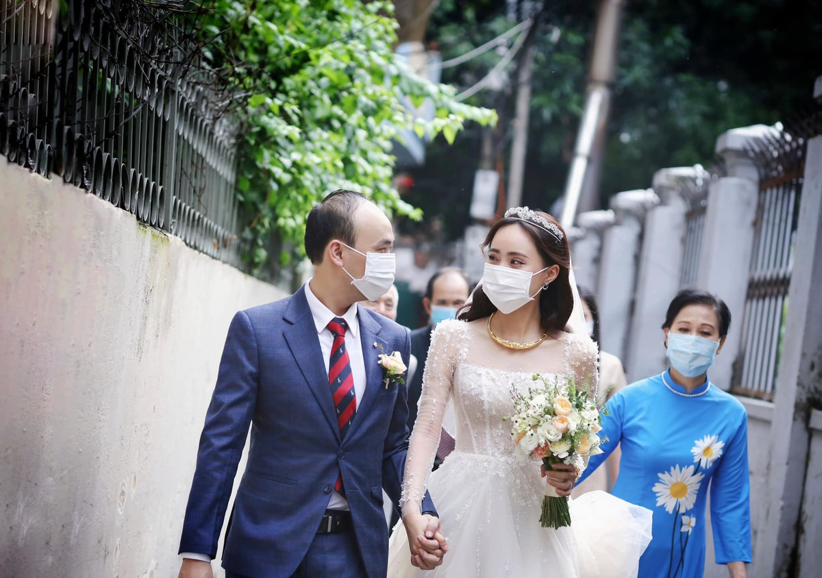 Dù diễn ra vào thời điểm dịch bệnh còn phức tạp nhưng đám cưới của MC Xuân Anh thời tiết vẫn ấm cúng, đầy đủ và nhiều tiếng cười.