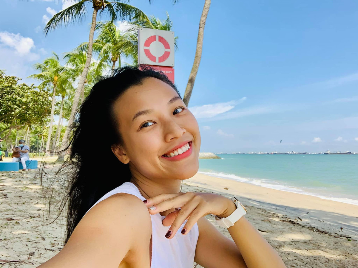 MC Hoàng Oanh vui tươi selfie sau khi đạp xe tập thể dục.