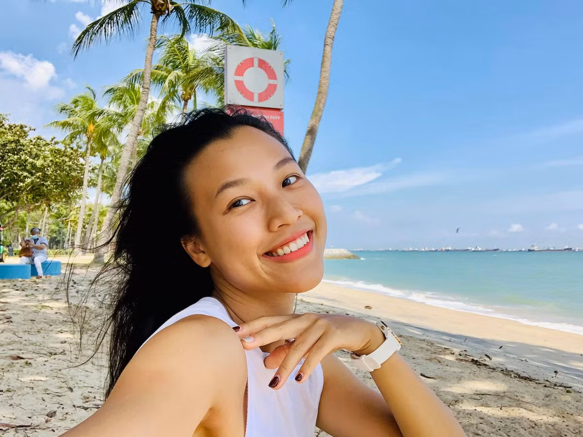 MC Hoàng Oanh vui tươi selfie sau khi đạp xe tập thể dục.