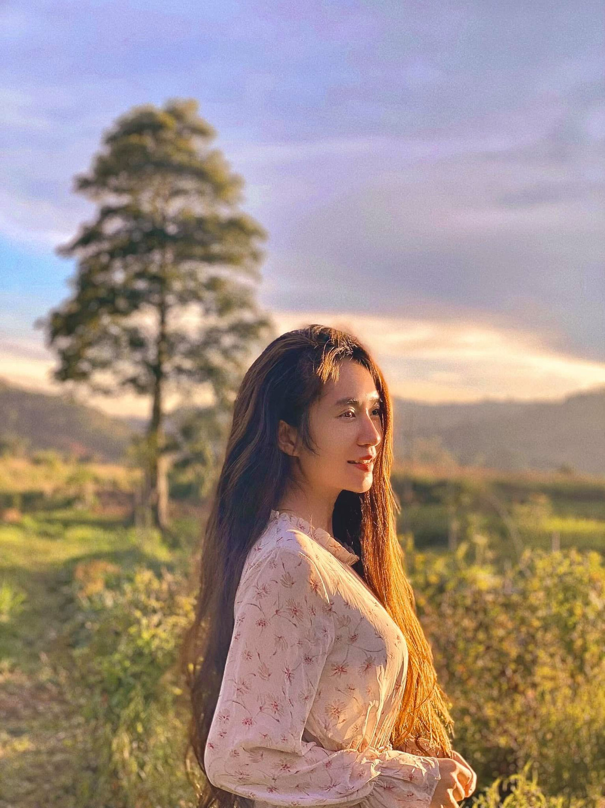 Mẹ 4 con Minh Hà khoe nhan sắc trẻ trung.