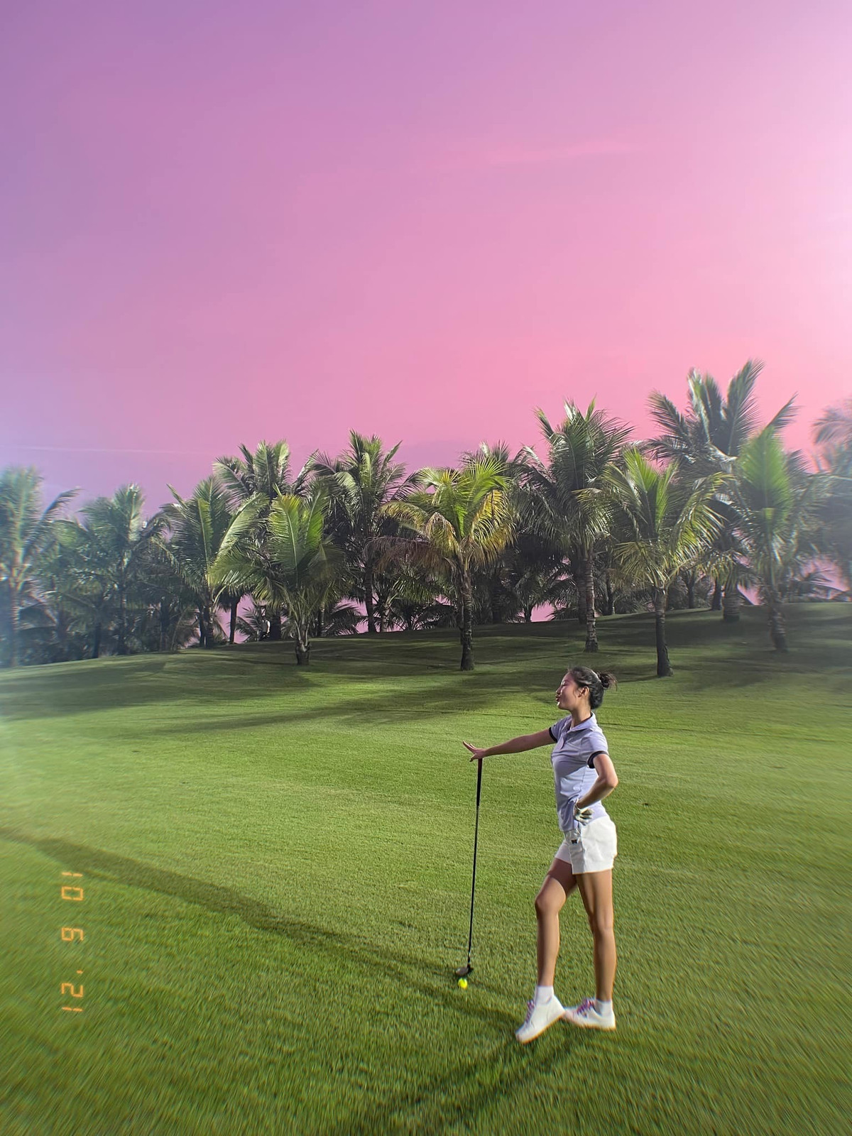 Văn Mai Hương khoe dáng ngoài sân golf.