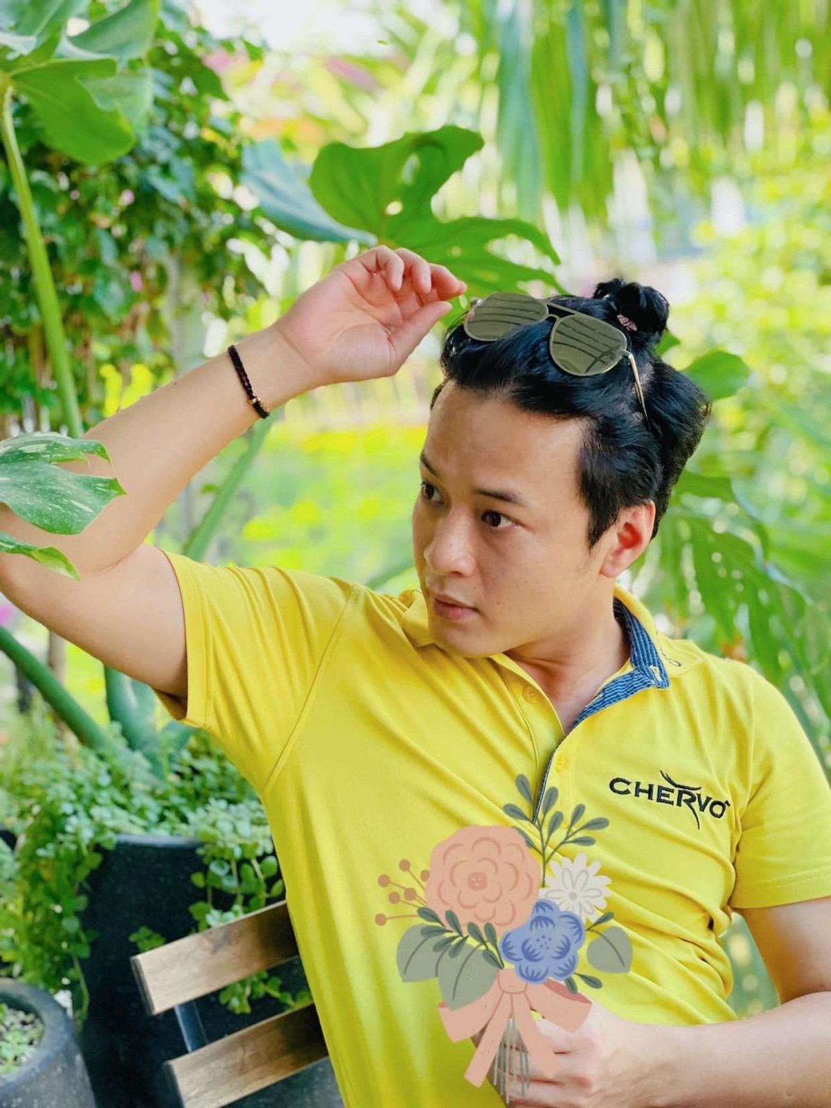 Hồng Đăng đăng ảnh hài hước vào sinh nhật kèm chia sẻ: ''Sáng dậy nhận được những lời chúc từ gia đình, anh em bạn bè tự nhiên thấy cứ xúc động với khó tả sao ấy…. Hay là già tâm lý thay đổi nhỉ?''.