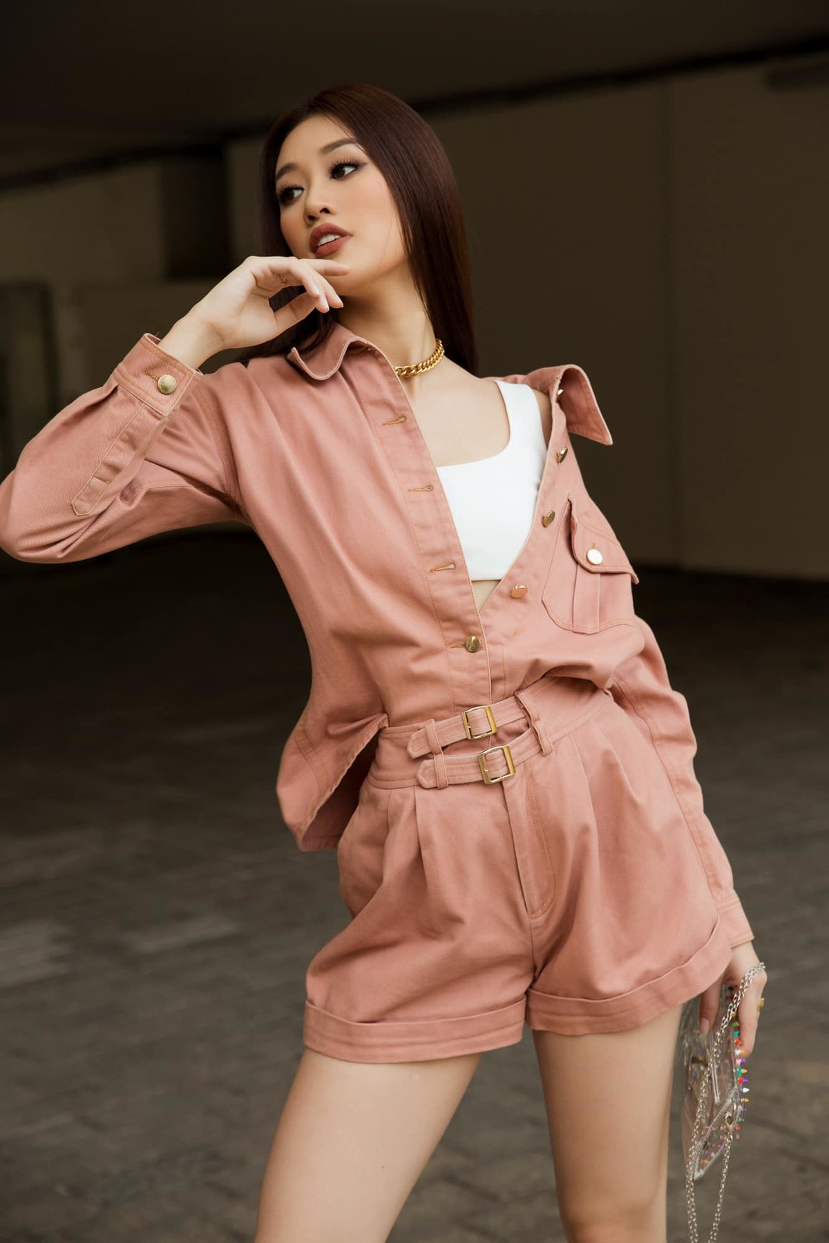 Khánh Vân diện jumpsuit trẻ trung.