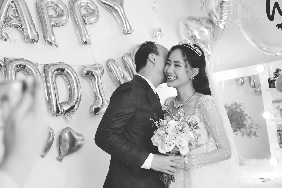 MC Xuân Anh chia sẻ trên trang cá nhân: ''Em cũng mong sớm tới ngày tổ chức tiệc mừng, chụp ảnh cưới lắm các bác ạ! Để em khoe trực tiếp bạn đời được mọi người đồn là 'đại gia' của em! Nhưng vì dịch bệnh, thời cơ chưa tới, thôi thì em cũng khoe online bức ảnh đón dâu mùa COVID của chúng em. Vận động mãi chú rể Ngọc Quỳnh cũng đồng ý xuất hiện rồi ạ''.