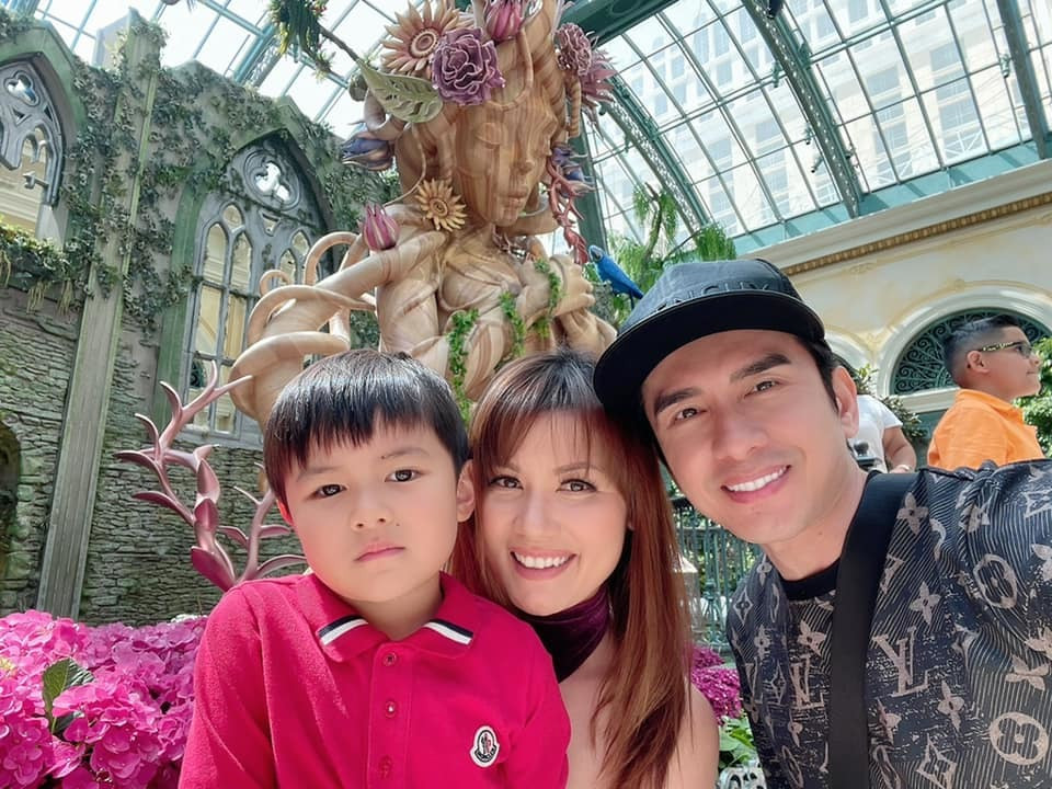 Ca sĩ Đan Trường đăng ảnh gia đình mừng sinh nhật mẹ của con trai.