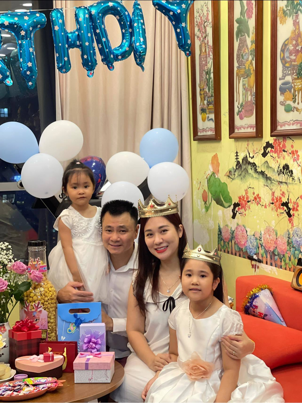 Gia đình nghệ sĩ Tự Long hạnh phúc mừng sinh nhật con gái. "Tình yêu của bố đã lớn theo năm tháng. Cho dù mùa thu năm nay mưa quá bầu trời không đẹp như sáng mùa thu của 7 năm trước nhưng tình yêu của bố thì không bao giờ hết", NSND Tự Long bày tỏ.