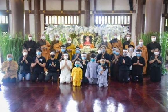 Gia đình Phi Nhung miễn nhận phúng điếu từ sao Việt, khán giả - Hình 3 Gia dinh Phi Nhung mien nhan phung dieu tu sao Viet, khan gia-Hinh-3