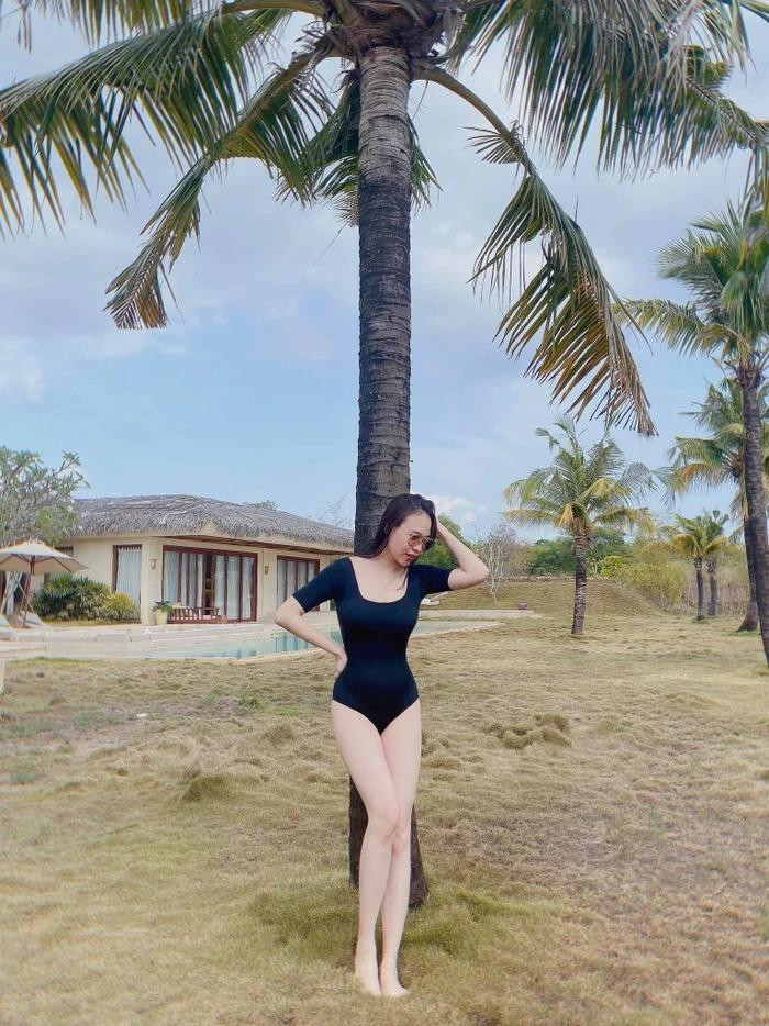 Lần duy nhất cô diện bikini là vào tháng 3 năm nay trong chuyến nghỉ dưỡng Phú Quốc, sau khoảng 7 tháng sinh con. Song khi ấy cô chỉ dám chụp khá xa khoe vòng eo con kiến chứ chưa dám "trưng trổ" quá nhiều.